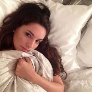Kelly Brook sexy in bed