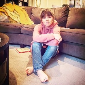Jennette McCurdy feet while sitting
