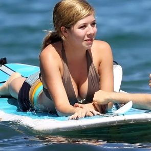 Jennette McCurdy sexy cleavage
