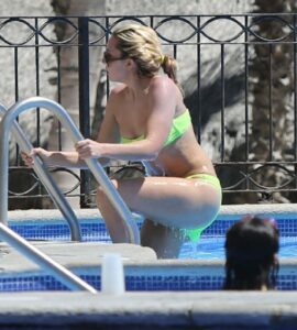 Bikini Pictures of Sexy Amanda Bynes in High Quality