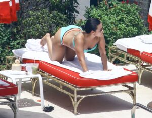 Curvy Girl Demi Lovato Showing Her Super-Sexy Body in a Swimsuit
