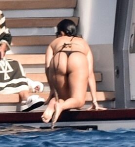 Immense Brunette Kourtney Kardashian Showing Her Incredible Ass in a Bikini