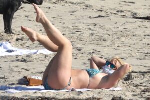 Thicc Blonde Britney Spears Shows Her Body While Lying on the Beach
