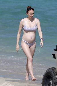 Sophie Turner Sexy Baby Bump